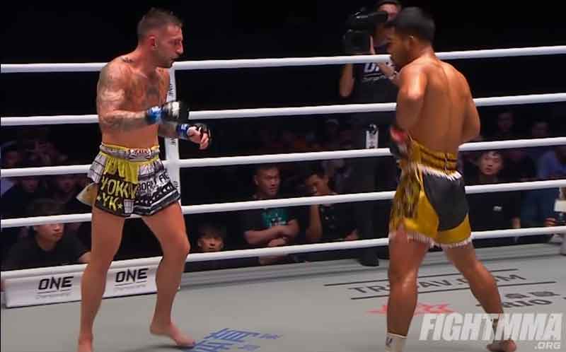 Rodlek vs Harrison featherweight Muay Thai fight